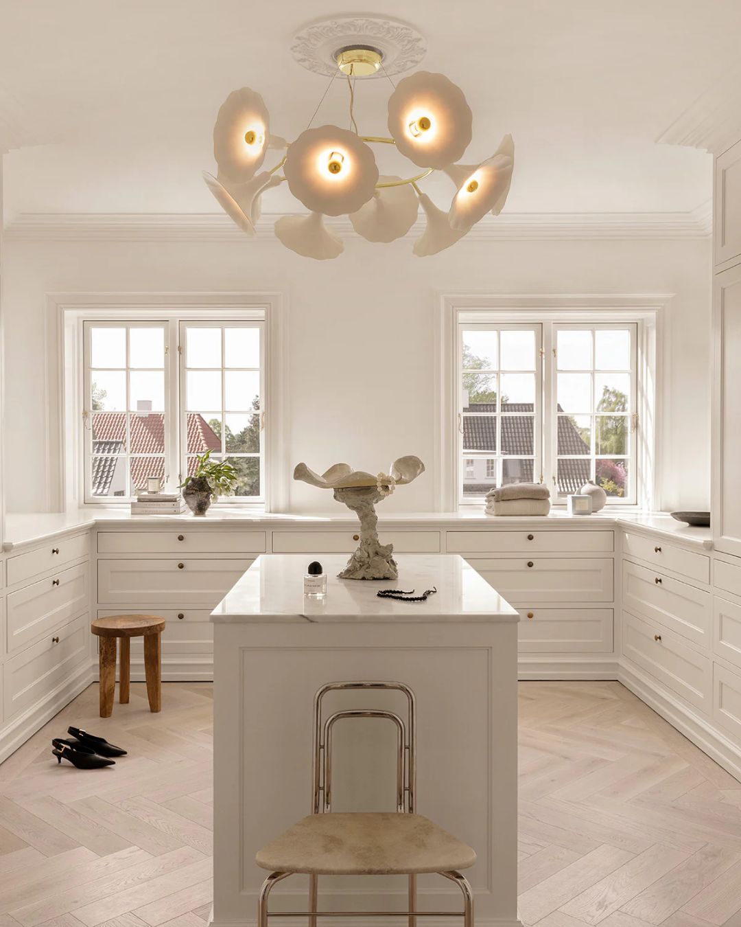 Baltos spalvos pakabinamas šviestuvas su gėlės formos žiedais