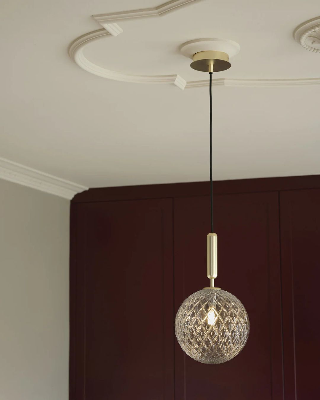 Apvalus pakabinamas šviestuvas Miira - skaidrus rifliuotas gaubtas ir žalvario detalės