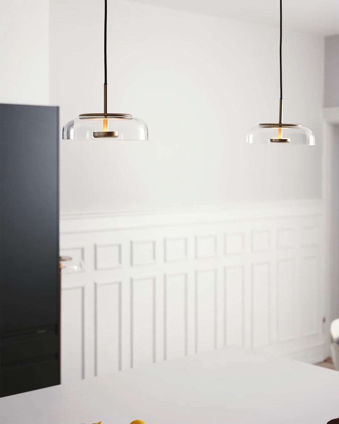 BLOSSI 1 pakabinamas šviestuvas su skaidriu apvaliu stiklo gaubu ir aukso spalvos detalėmis