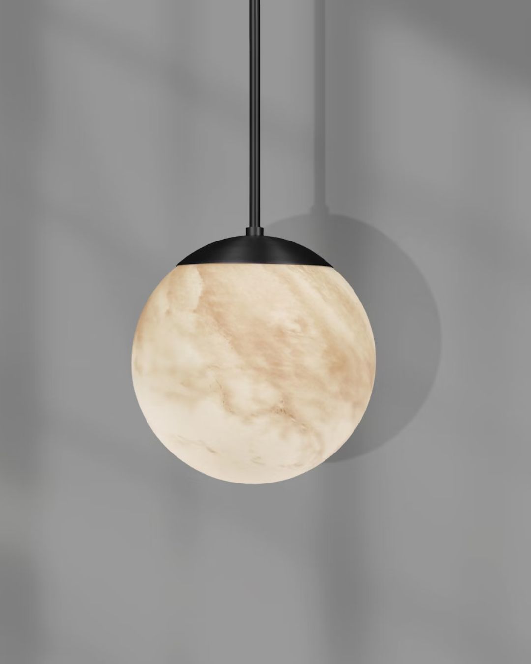 Apvalus pakabinamas šviestuvas su marmuro gaubtu ir juodomis metalinėmis detalėmis