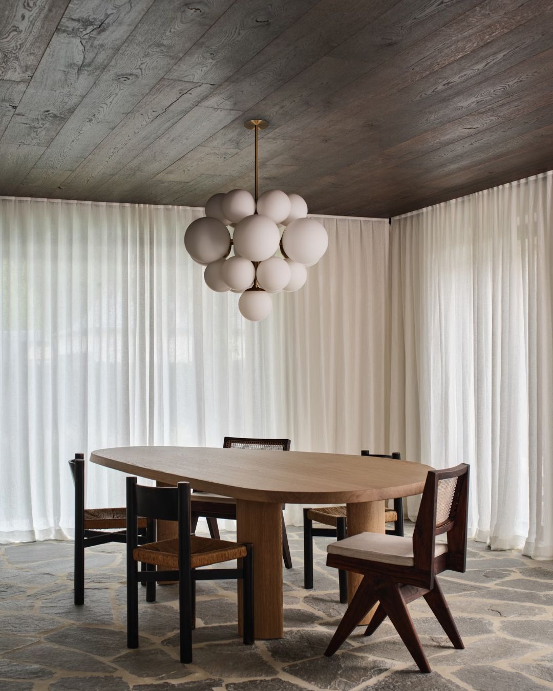 Prabangus pakabinamas šviestuvas Nova, kuris atrodo kaip vynuogių kekė. Šviestuvas sudarytas iš skirtingų dydžių marmurinių gaubtų.