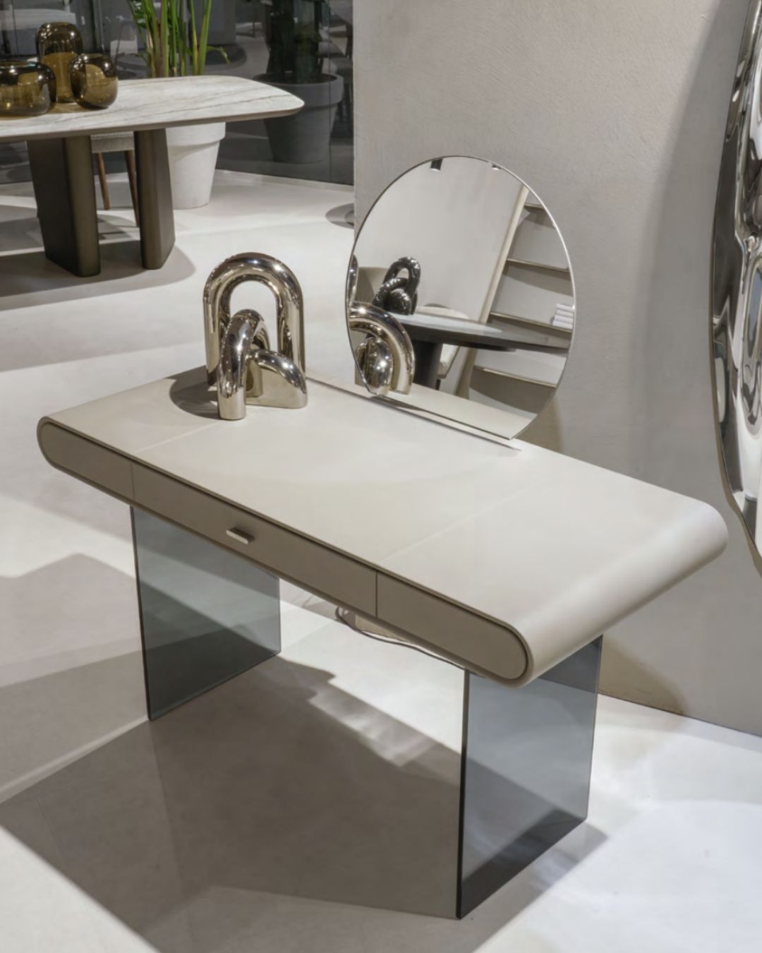 Kosmetinis staliukas su apvaliu veidrodžiu