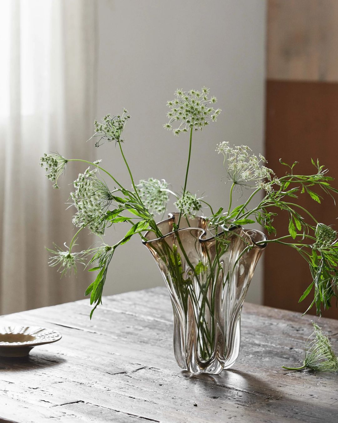 Vaza KOMNIO, pagaminta iš šviesiai rudo stiklo