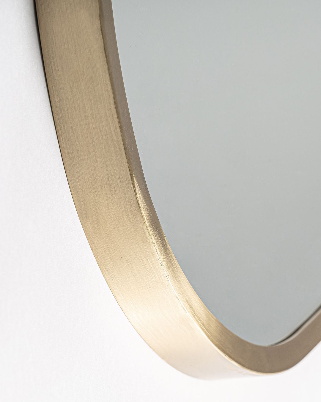 Netaisyklingos formos veidrodis su auksiniu rėmeliu