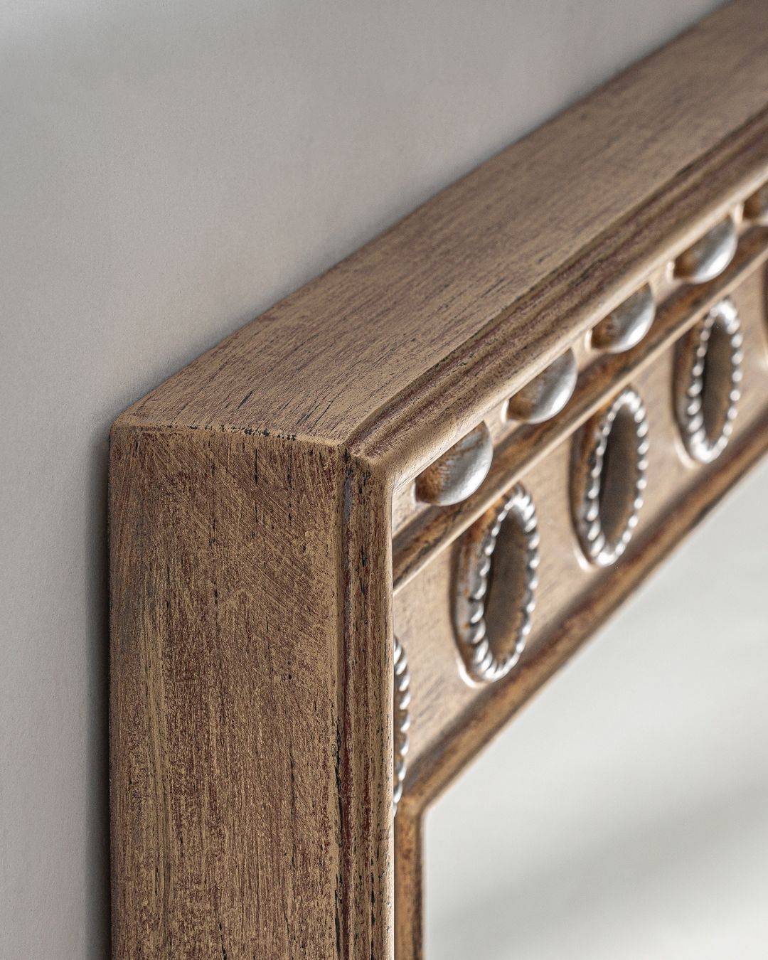 Klasikinio stiliaus veidrodis, pagamintas iš aukso spalvos rezino ir stiklo