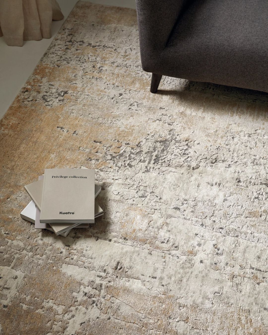 Rankų darbo prabangus kilimas smėlinės ir sidabrinės spalvos