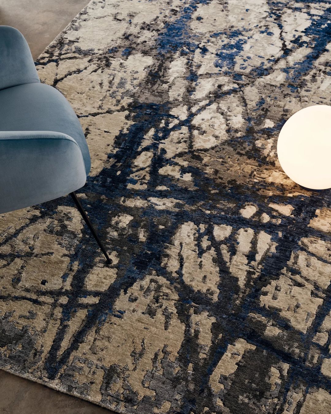 PRIVILEGE GREY INDIGO smėlinės spalvos kilimas us ryškiomis indigo spalvos juostomis