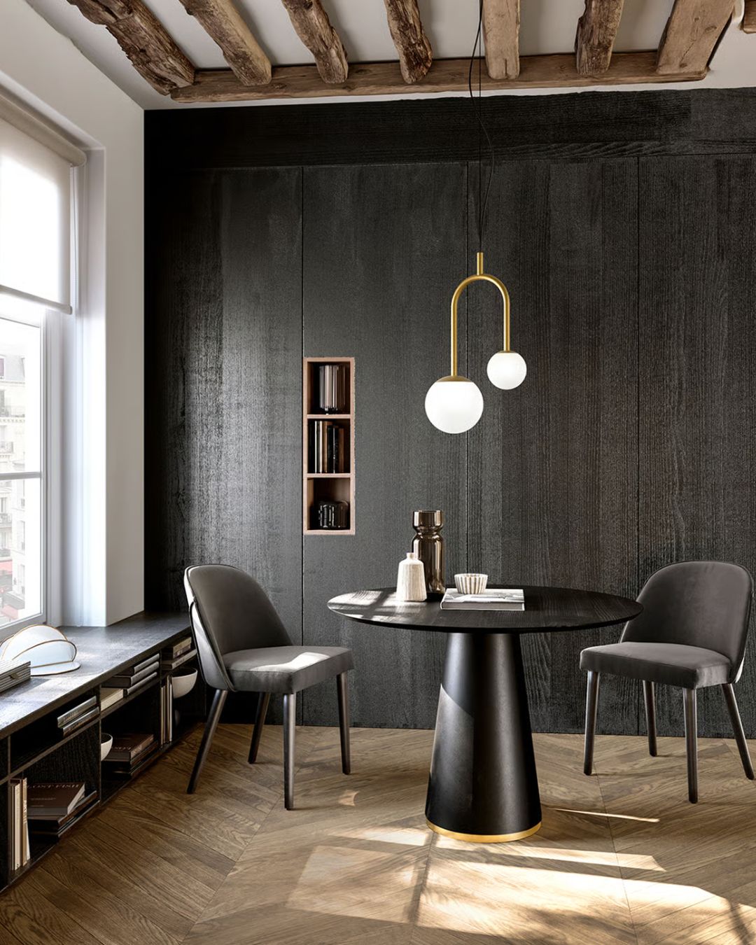 Juodos spalvos valgomo stalas su mediniu stalviršiu ir kūgio formos baze