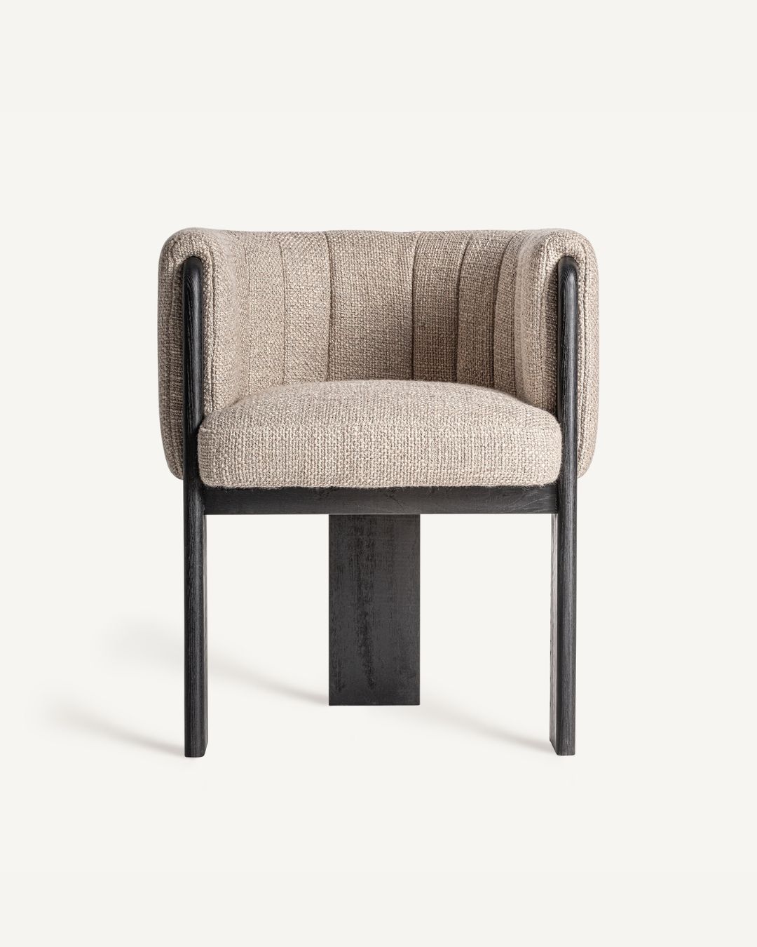 Modernaus dizaino valgomojo kėdė CLUNY su porankiais. Aptraukta smėlio spalvos audiniu. Kojelės - juodo ąžuolo.