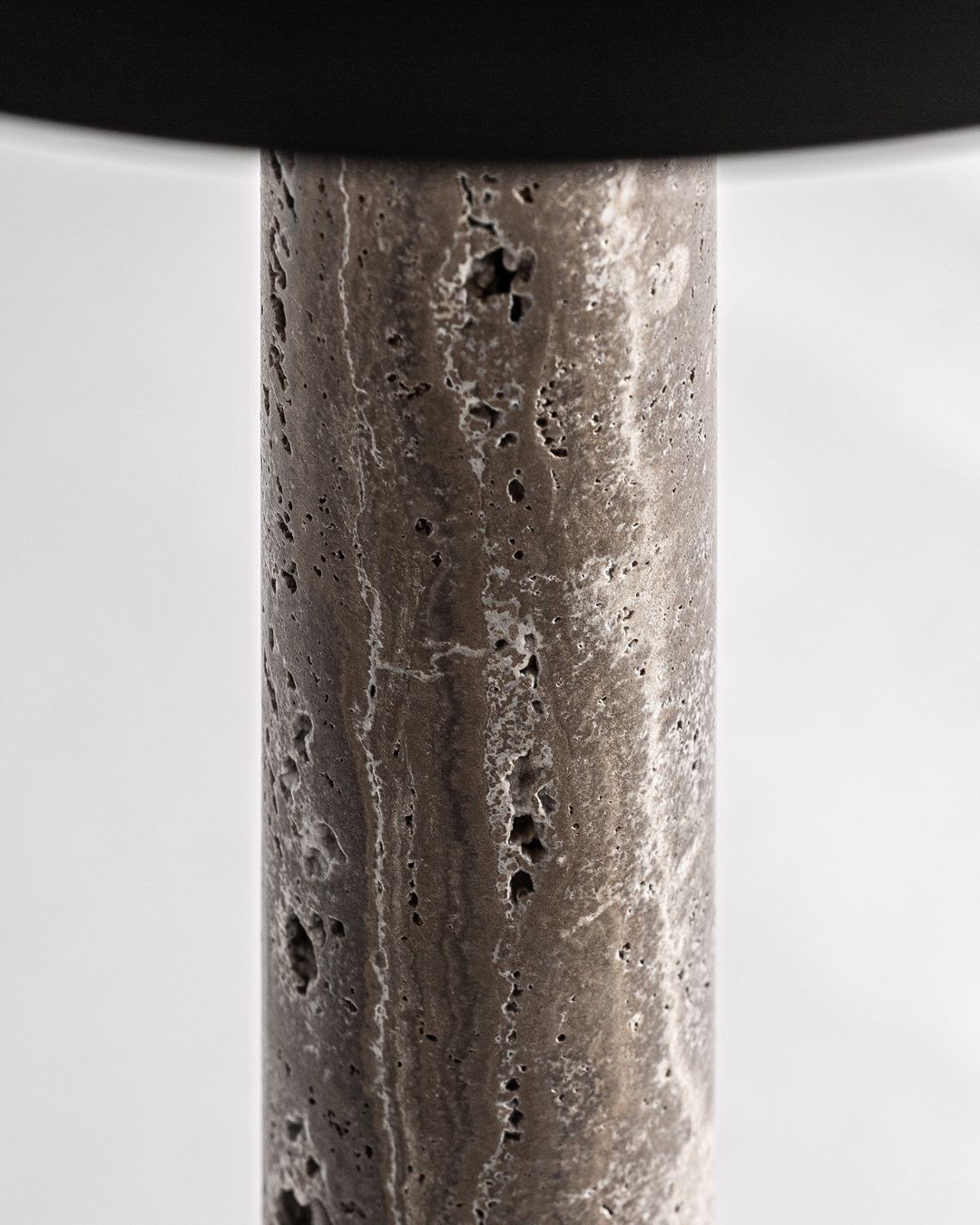 Art Deco stiliaus šviesuvas su juodo metalo gaubtu ir marmuro baze