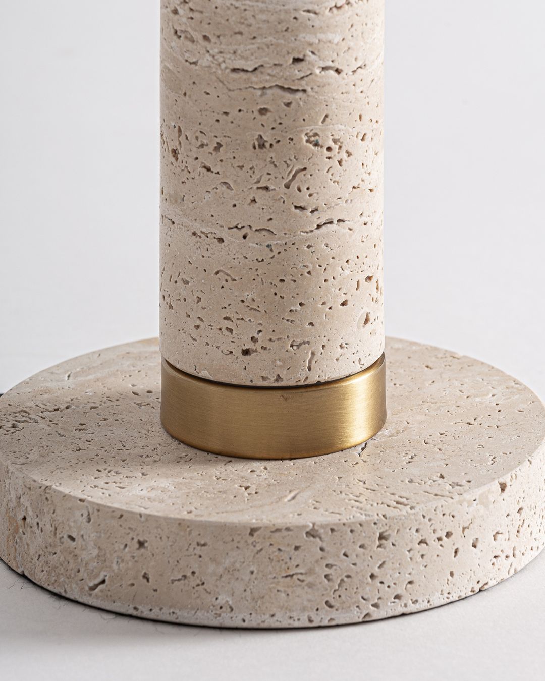 Art Deco stalinis šviestuvas su travertino akmens baze ir žalvario spalvos gaubtu