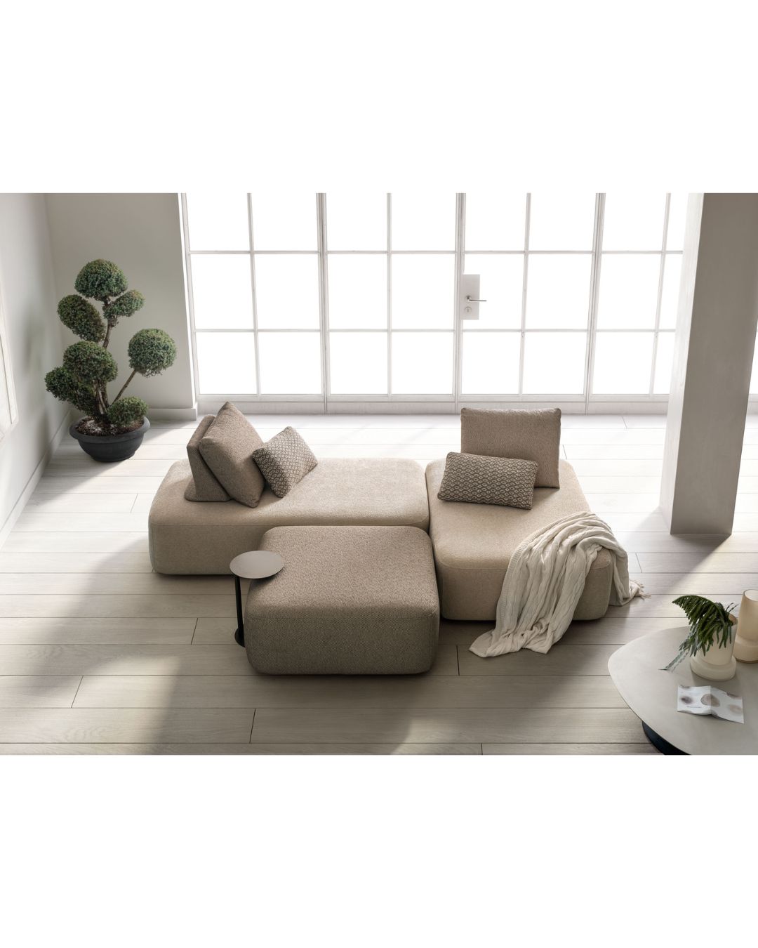 Modulinė sofa "Matrix" iš Samo Dviani. Audinys - šviesiai rudų atspalvių. Be kojelių.Su laisvai pastatomomis pagalvėlėmis.