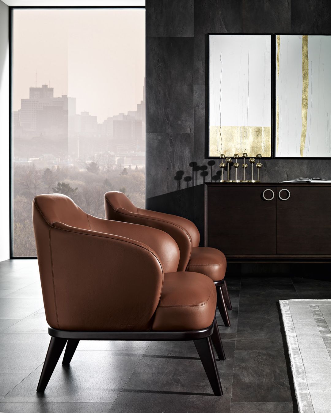 Prabangus, itališko dizaino odinis fotelis, rudos spalvos