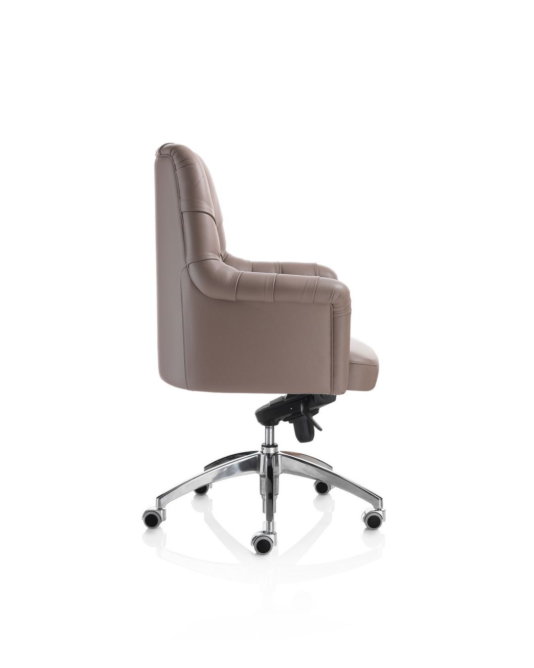 Klasikinio dizaino dygsniuota darbo kambario kėdė su ratukas, aptraukta oda