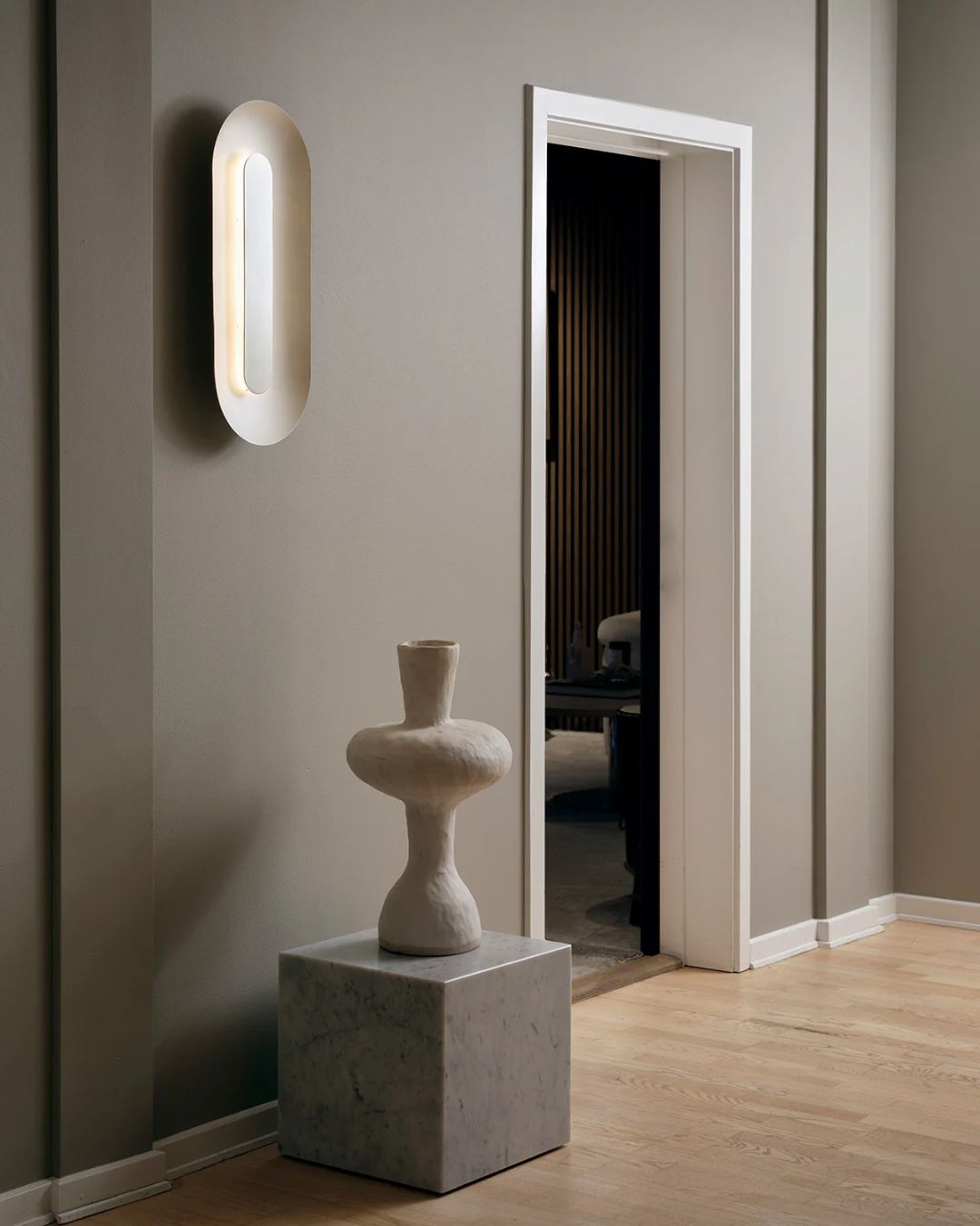 Sidabro spalvos ovalus sieninis šviestuvas "Sasi Large" iš Nuura