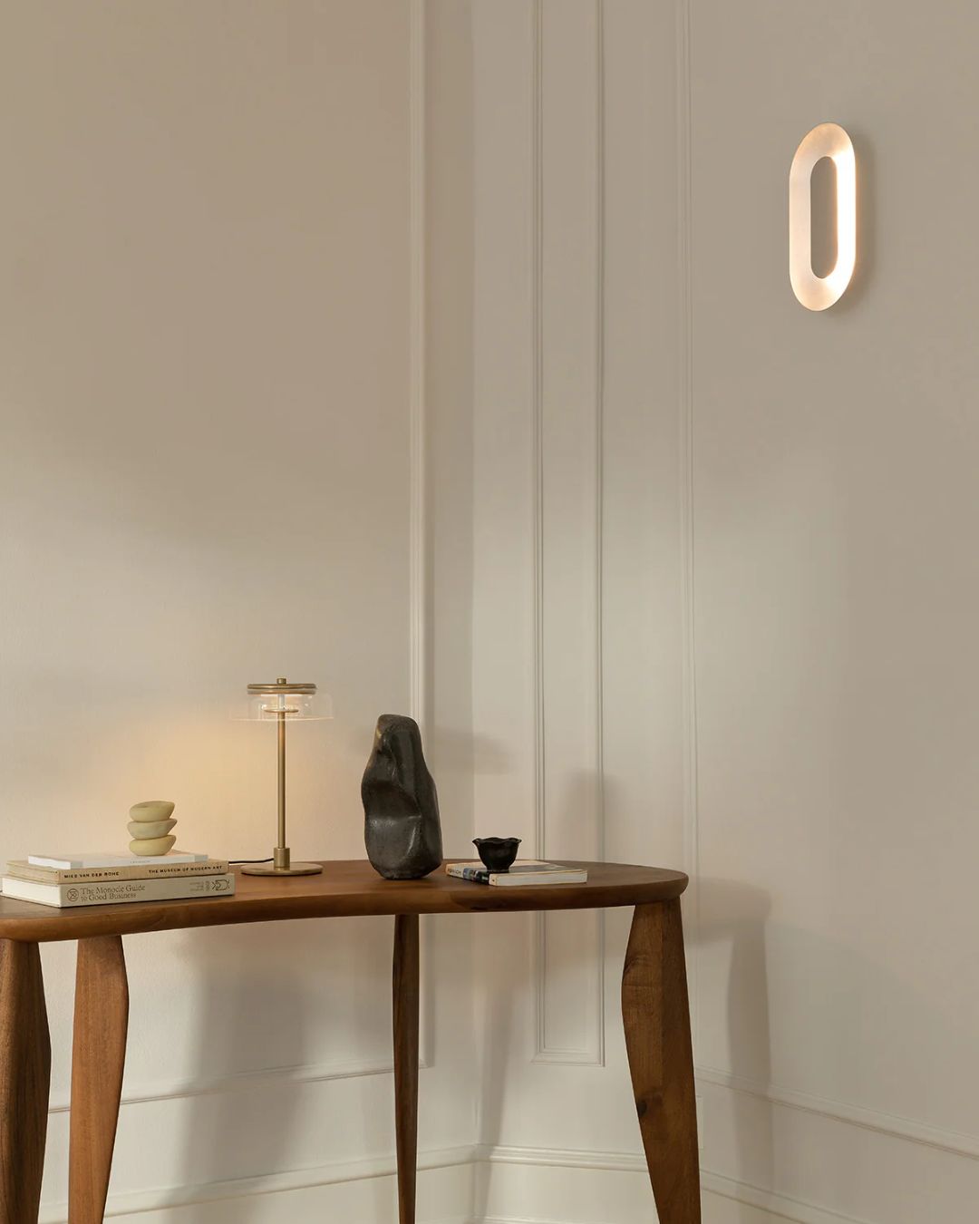 Aukso spalvos ovalus sieninis šviestuvas "Sasi Large" iš Nuura