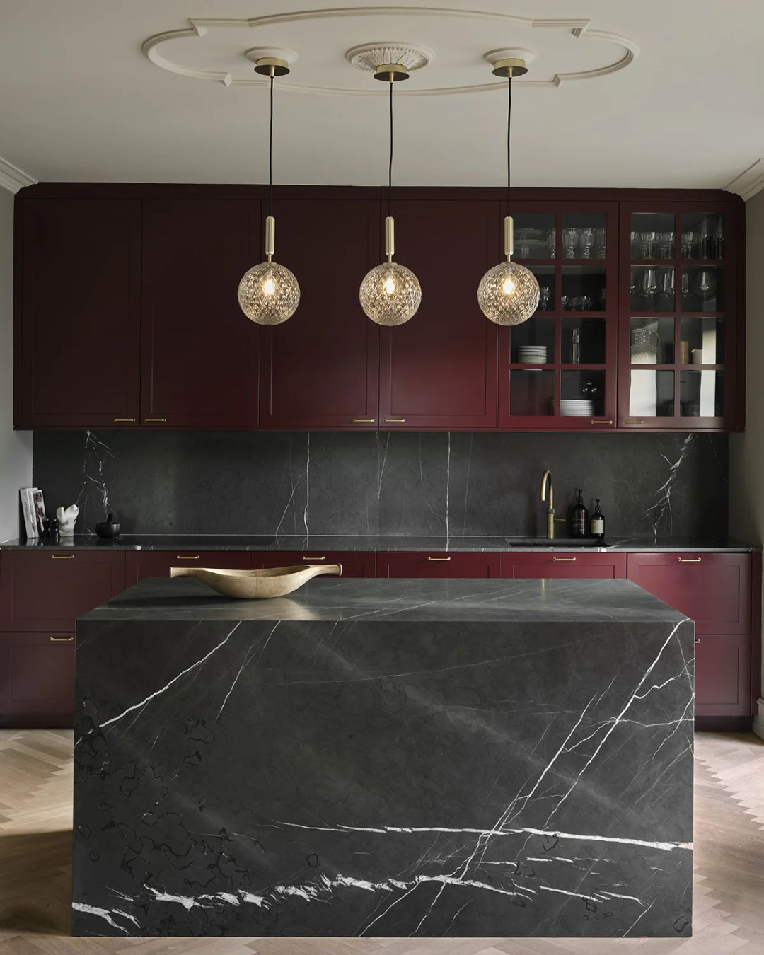 Apvalus pakabinamas šviestuvas Miira - skaidrus rifliuotas gaubtas ir žalvario detalės