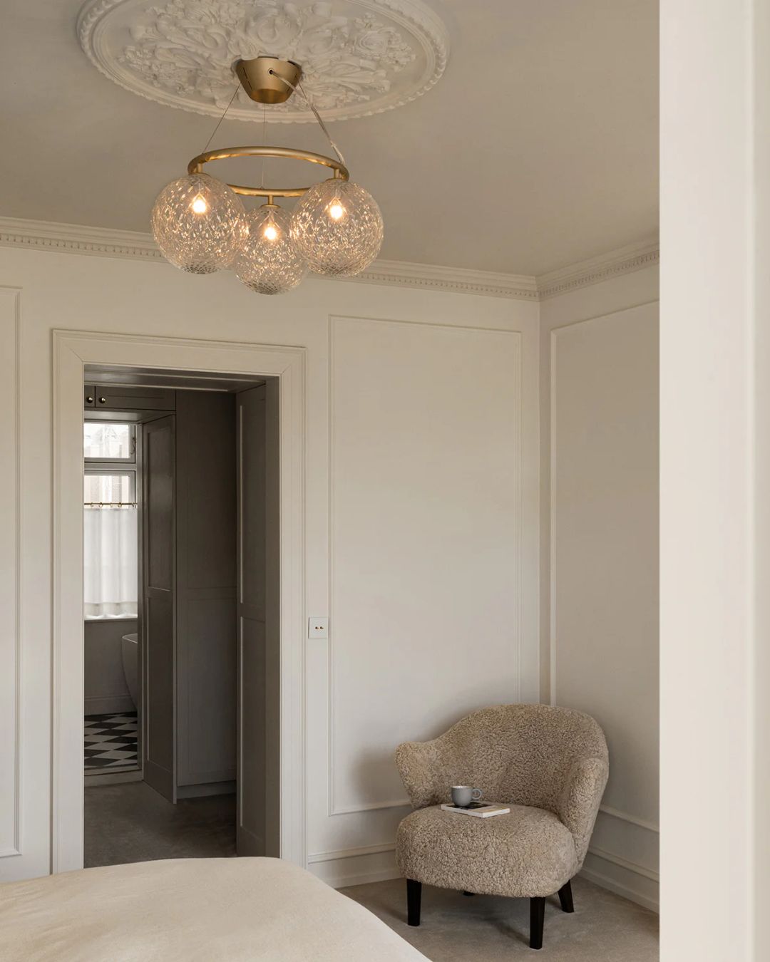 Trijų skaidrių, reljefiniu raštu stiklo gaubtų pakabinamas šviestuvas su poliruoto žalvario žiedu, minimalistinio ir elegantiško dizaino.