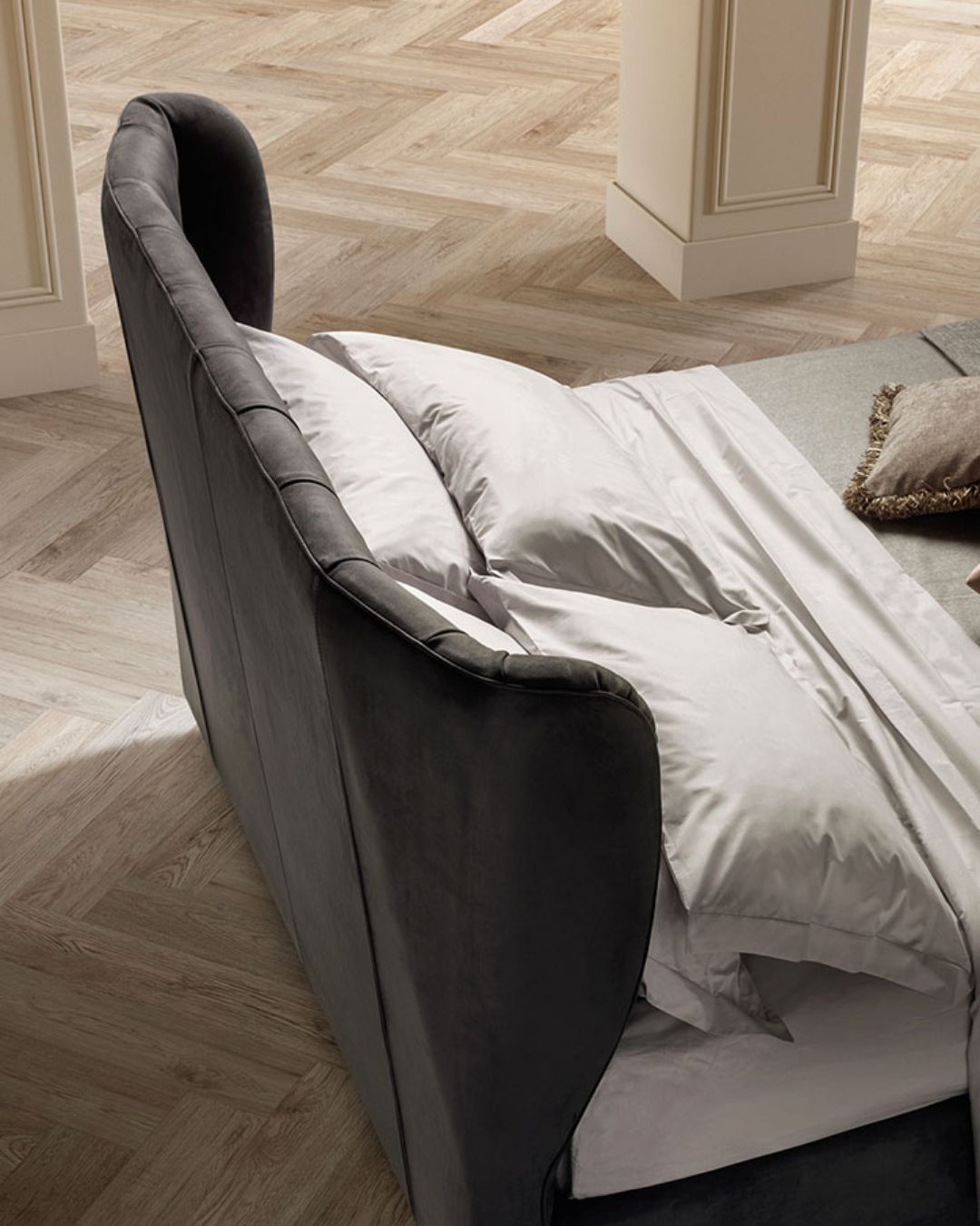 Klasikinio dizaino miegamoho lova su tamsiai pilkos spalvos audiniu iš Samoa Divani