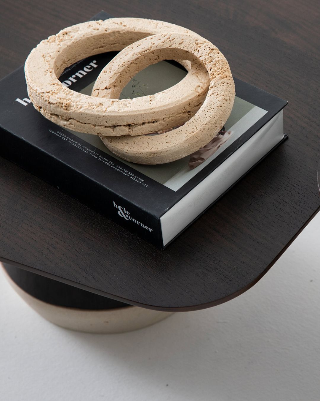 Netaisiyklingos formos kavos staliukai Arte iš riešutmedžio