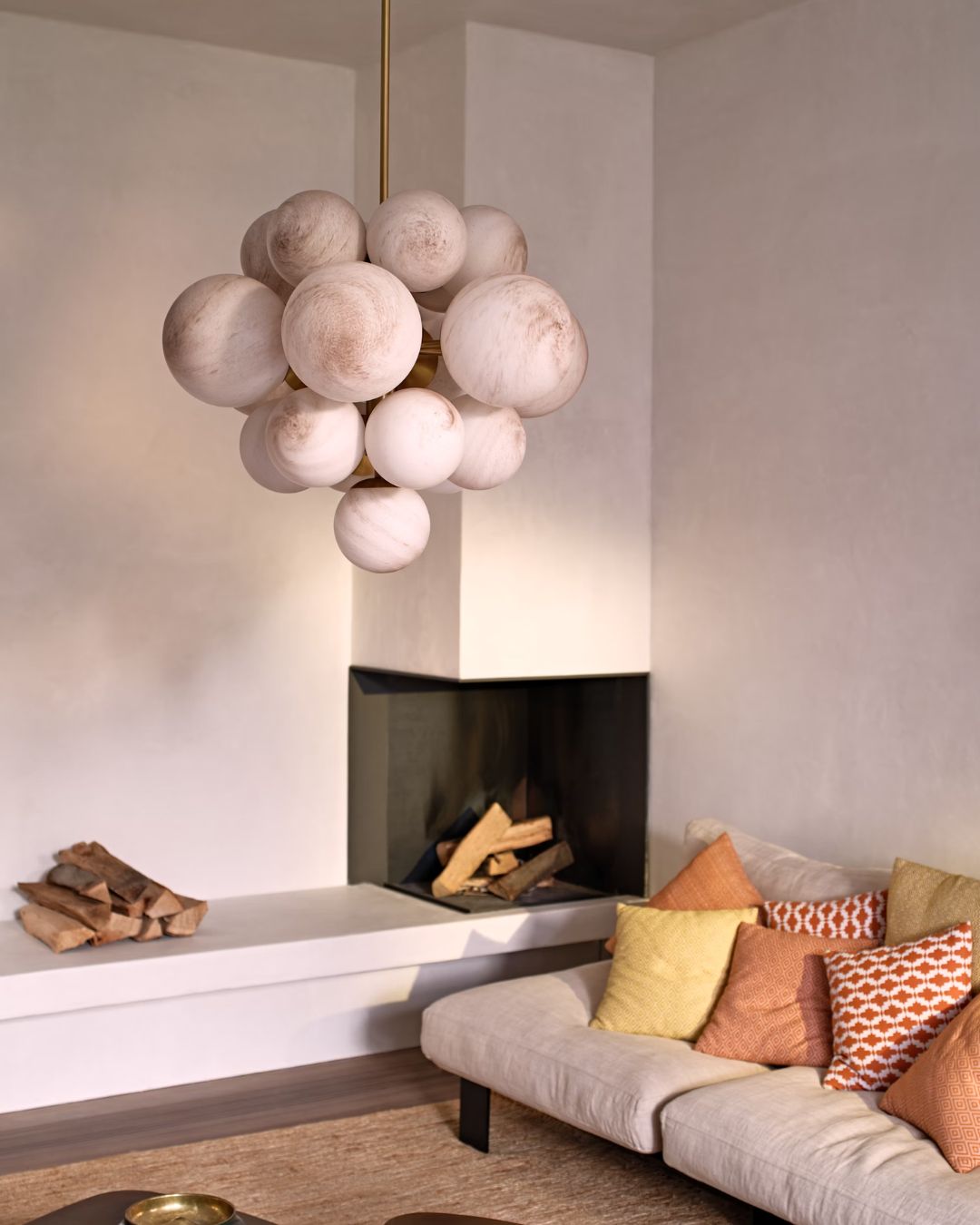 Prabangus pakabinamas šviestuvas Nova, kuris atrodo kaip vynuogių kekė. Šviestuvas sudarytas iš skirtingų dydžių marmurinių gaubtų.