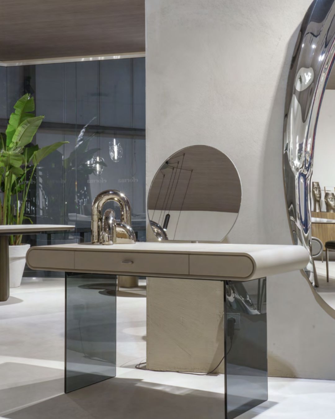 Kosmetinis staliukas su apvaliu veidrodžiu