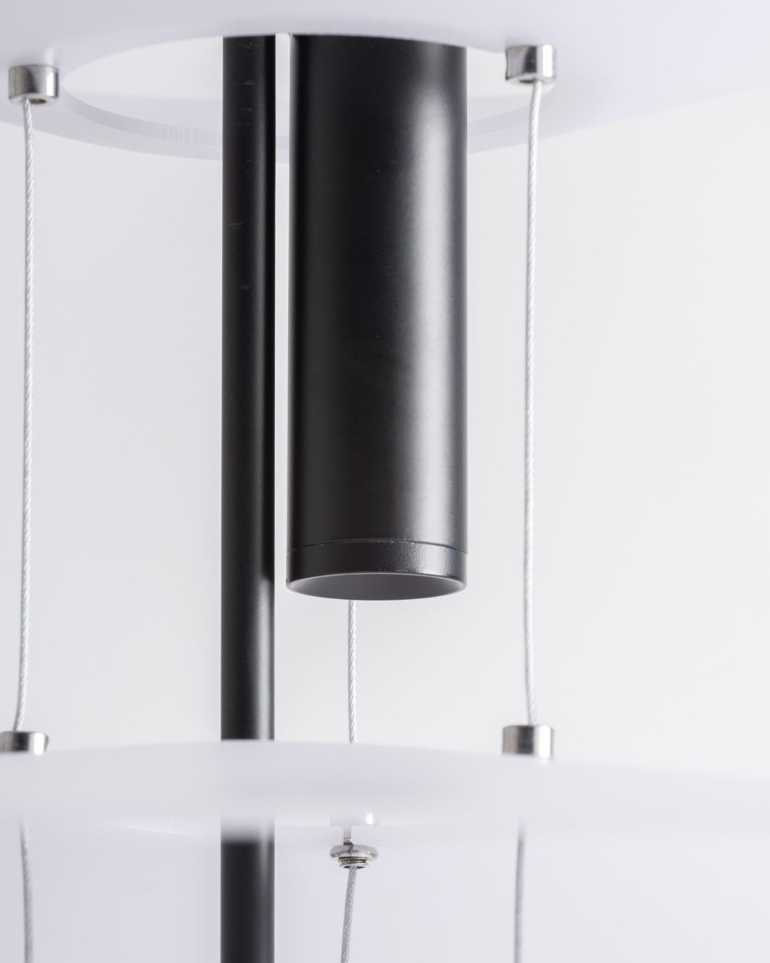 Baltos spalvos modernus pakabinamas šviestuvas su juodais akcentais