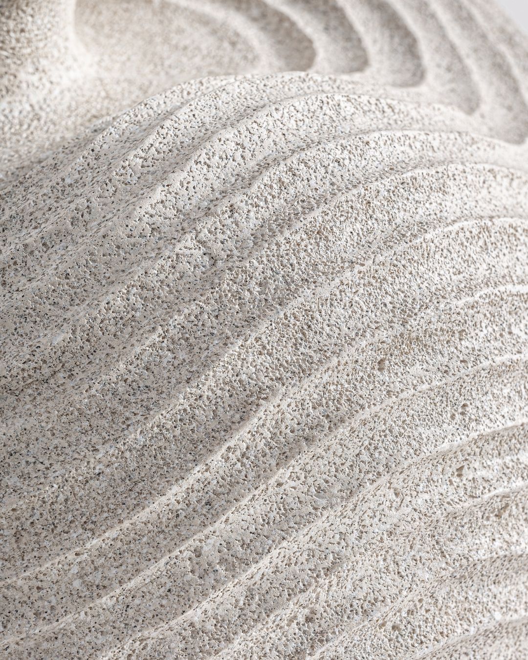 Didelė baltos spalvos vaza, pagaminta iš rezino