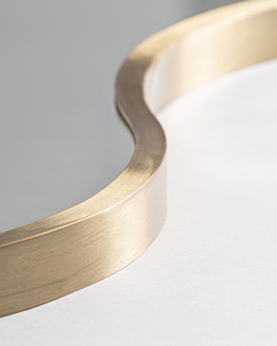 Netaisyklingos formos veidrodis su auksiniu rėmeliu