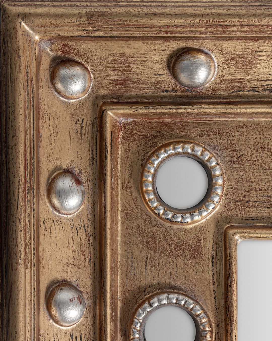 Klasikinio stiliaus veidrodis, pagamintas iš aukso spalvos rezino ir stiklo