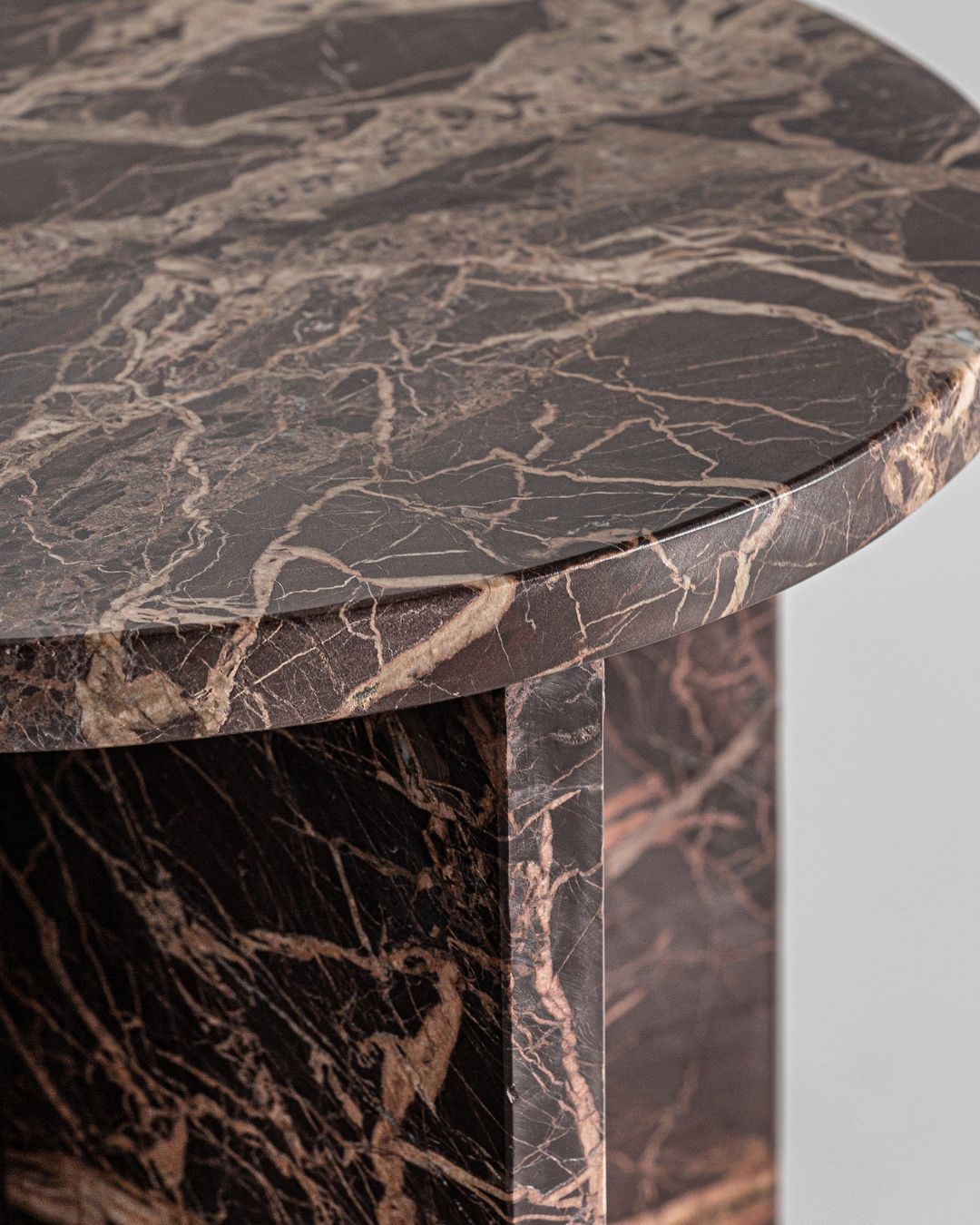 Rudos spalvos šoninis staliukas iš marmuro