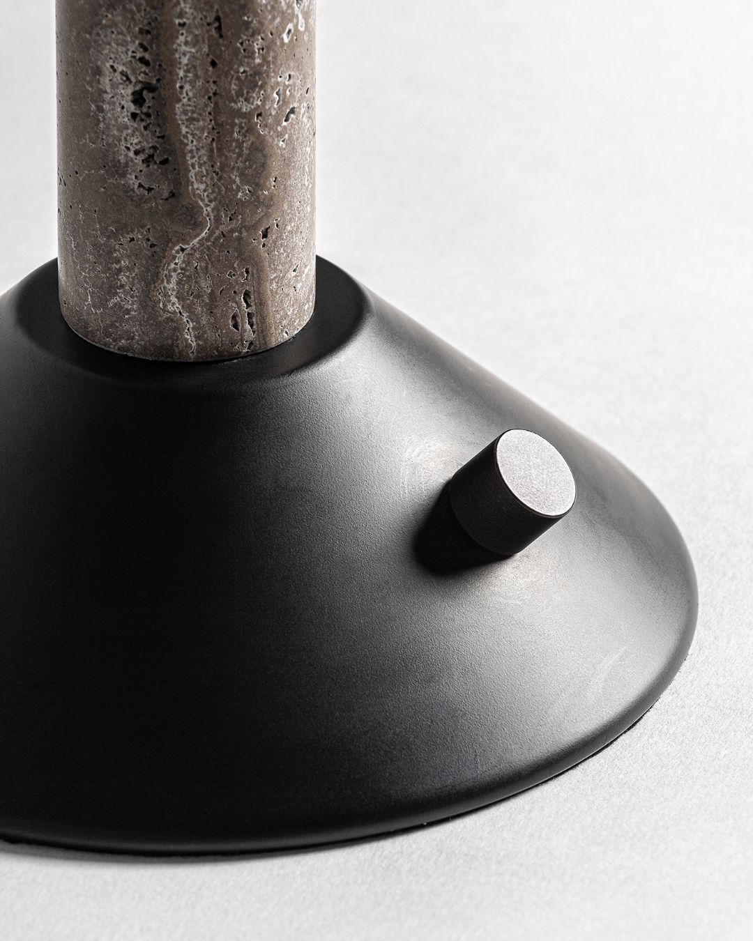 Art Deco stiliaus šviesuvas su juodo metalo gaubtu ir marmuro baze