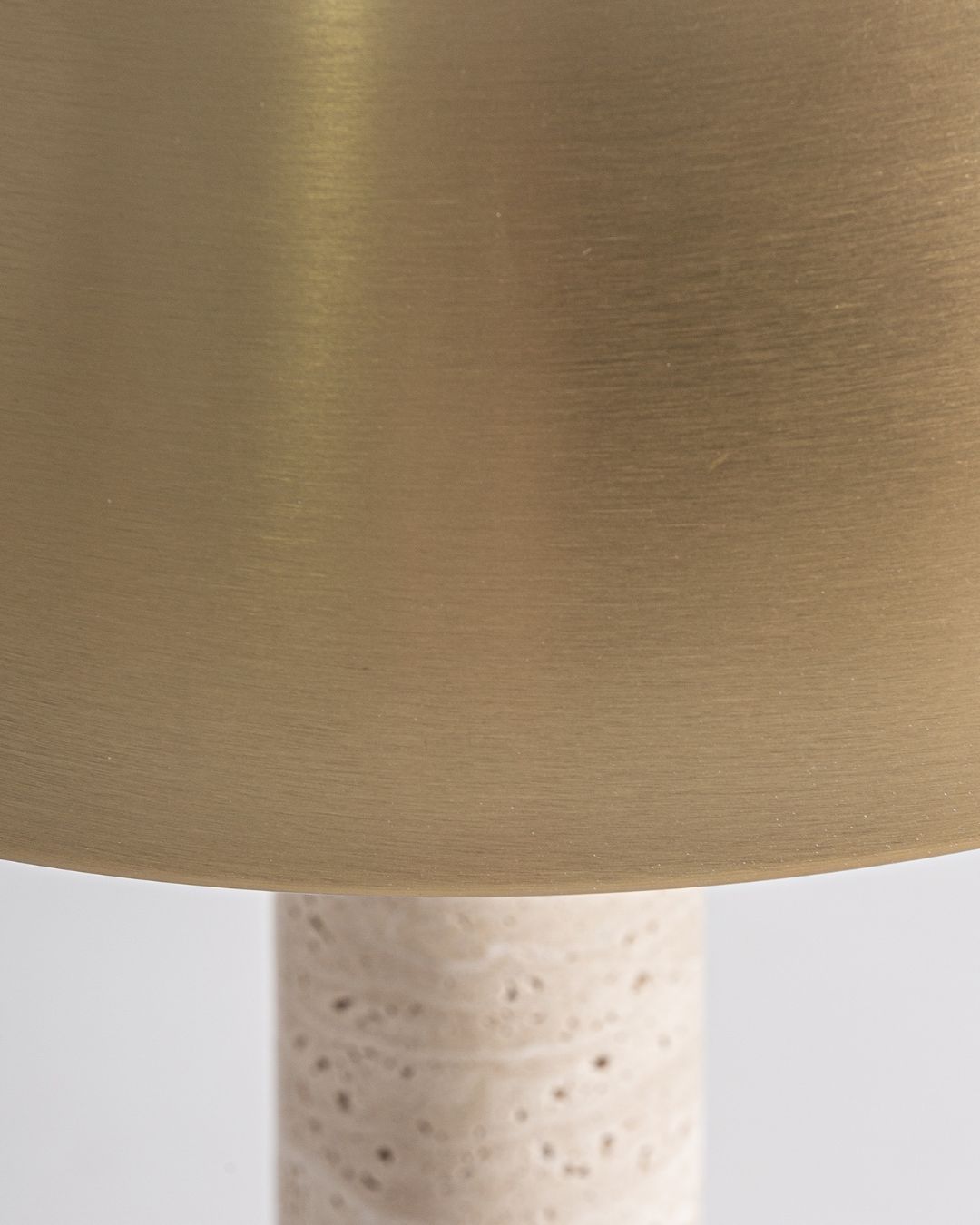 Art Deco stalinis šviestuvas su travertino akmens baze ir žalvario spalvos gaubtu