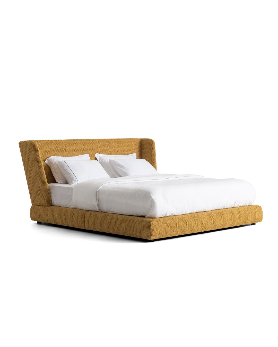 Garstyčių spalvos miegamojo lova MADRID su aukštu galvūgaliu iš Saloni