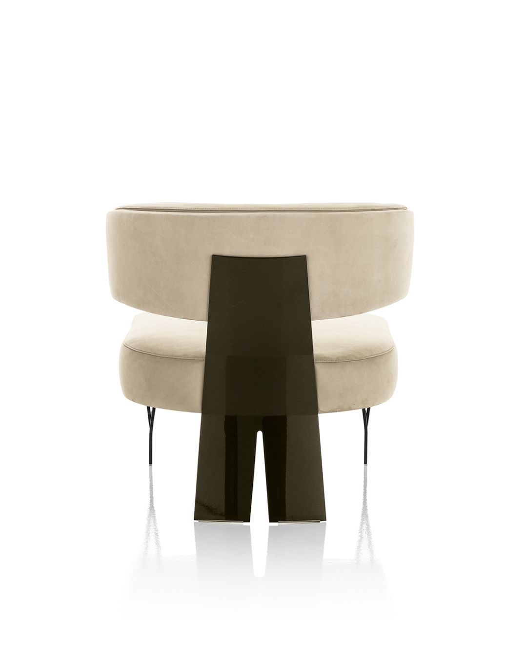 Prabangus itališkas smėlinės spalvos fotelis su plonomis kojelėmis priekyje ir "A" formos stora atrama gale