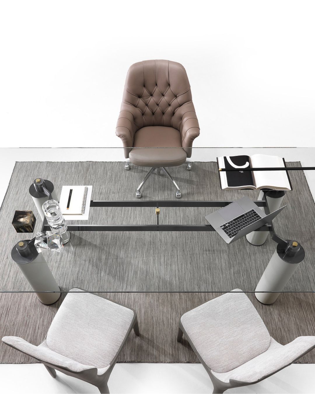 Klasikinio dizaino dygsniuota darbo kambario kėdė su ratukas, aptraukta oda