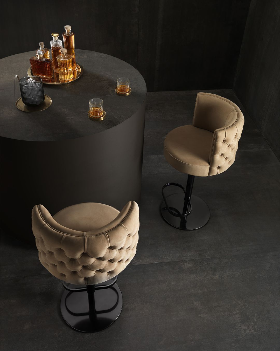 Klasikinio dizaino dygsniuota baro kėdė "Cosmopolitan" iš Albani Divani