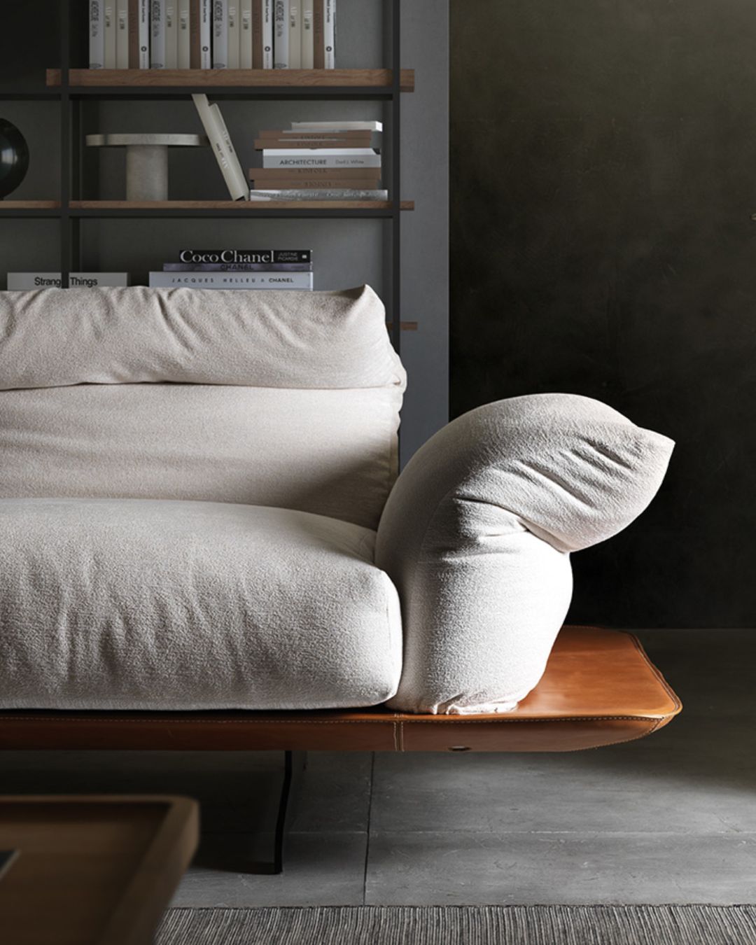 Itališko dizaino balta sofa su reguliuojamais nugaros atlošais ir porankiais iš Albani Divani