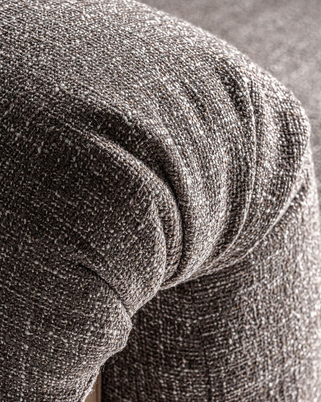 Japandi stiliaus fotelis su rudu audiniu ir medinėmis kojelėmis