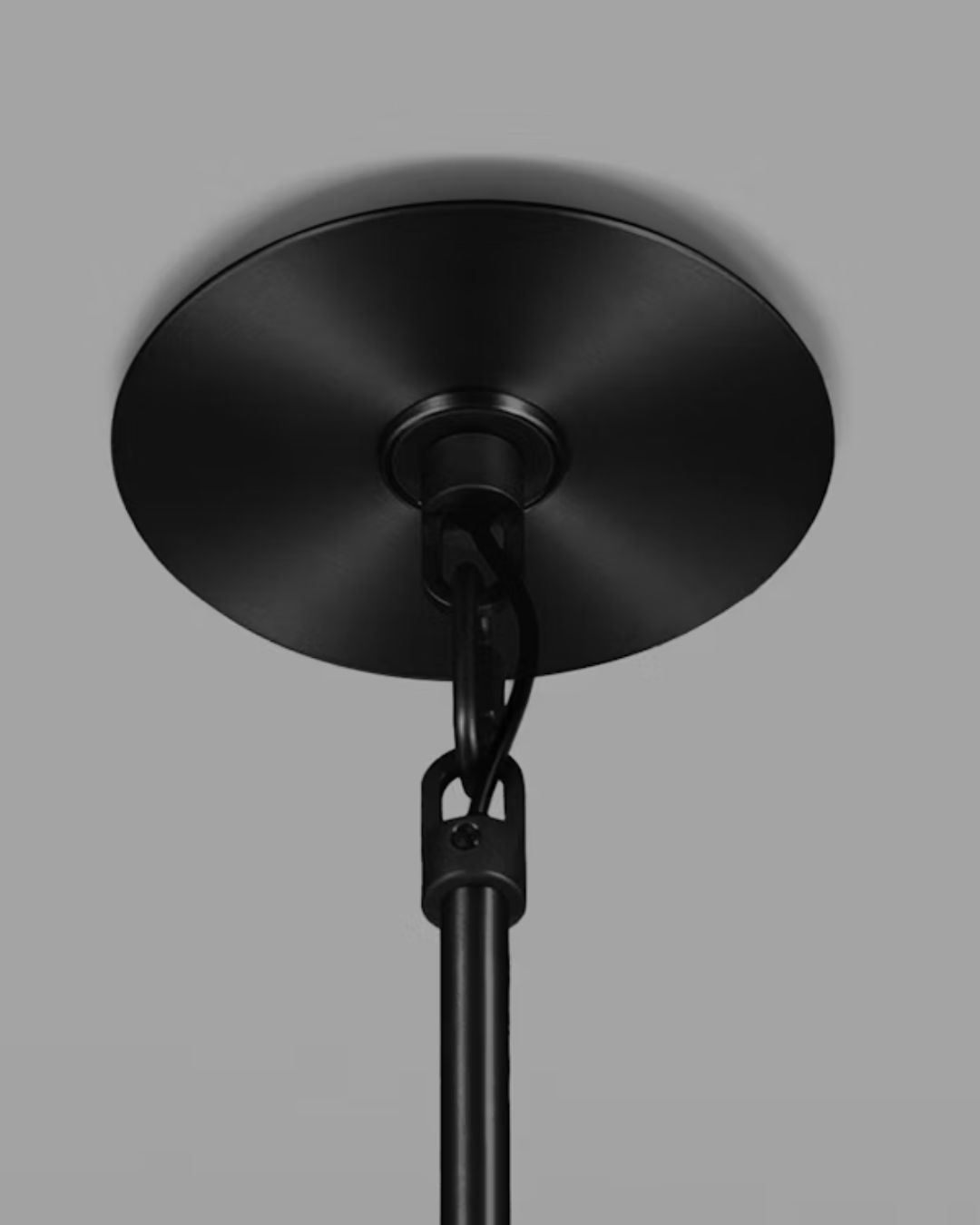 Apvalus pakabinamas šviestuvas su marmuro gaubtu ir juodomis metalinėmis detalėmis