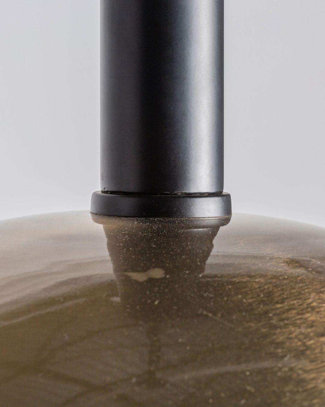 Aukso spalvos, pusrutulio formos pakabinamas šviestuvas