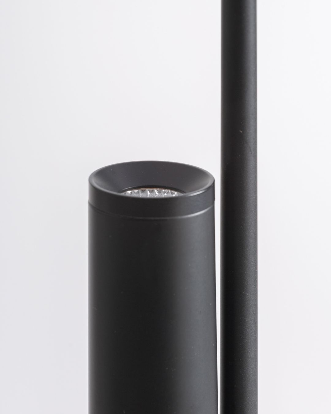 Baltos spalvos modernus pakabinamas šviestuvas su juodais akcentais