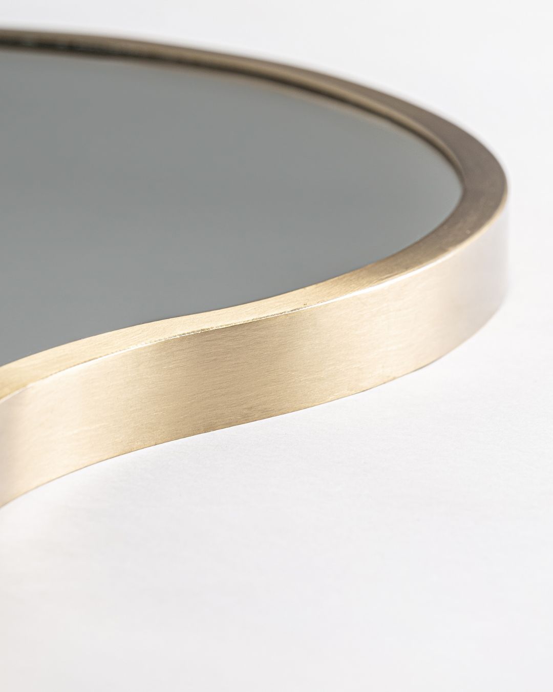 Netaisyklingos formos veidrodis su auksiniu rėmeliu