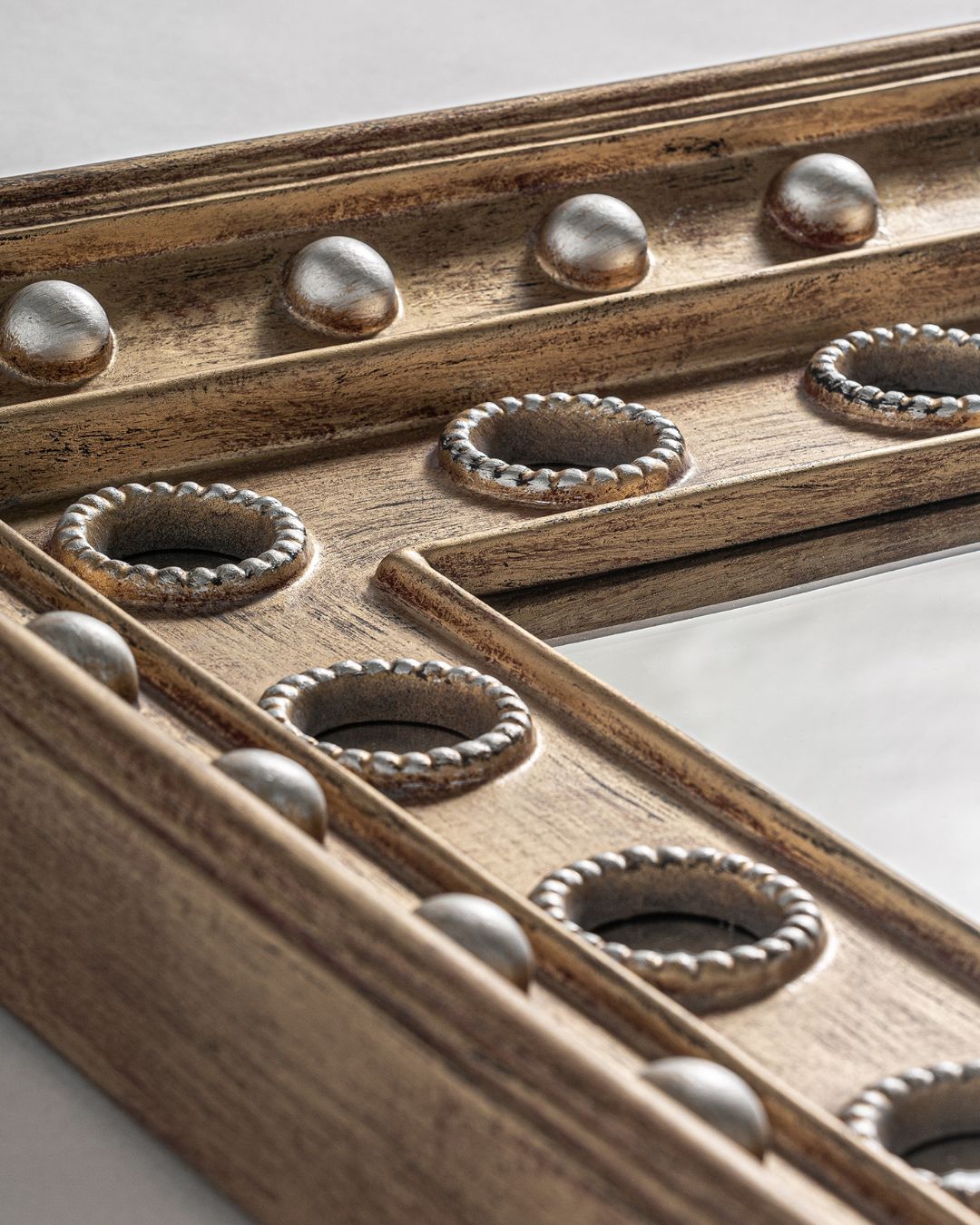 Klasikinio stiliaus veidrodis, pagamintas iš aukso spalvos rezino ir stiklo