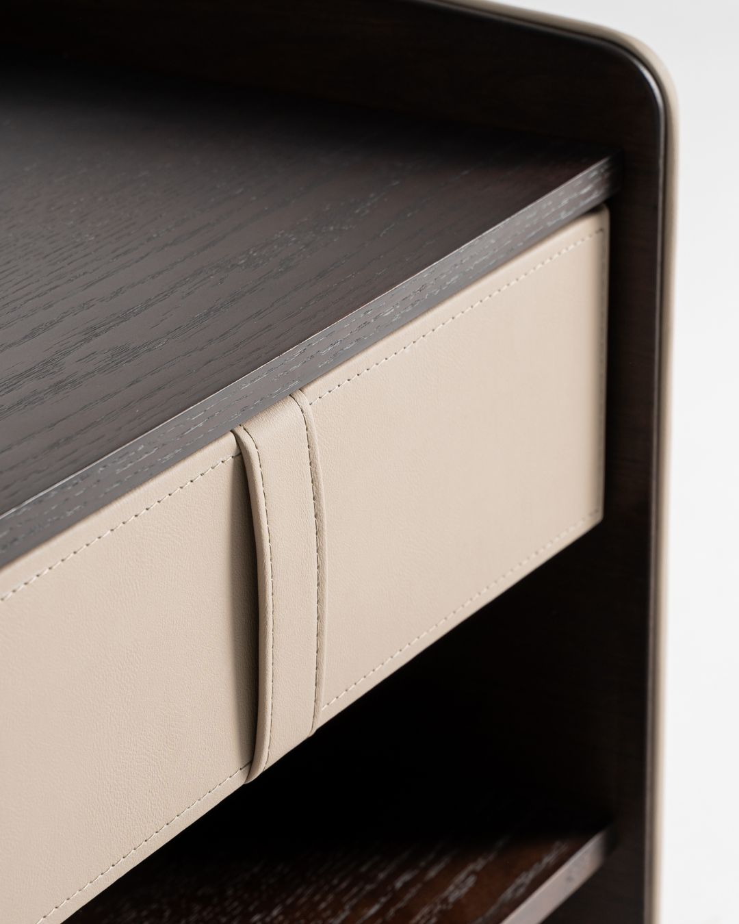 Naktinė spintelė, pagaminta iš ąžuolo faneruotės ir kreminės spalvos odos