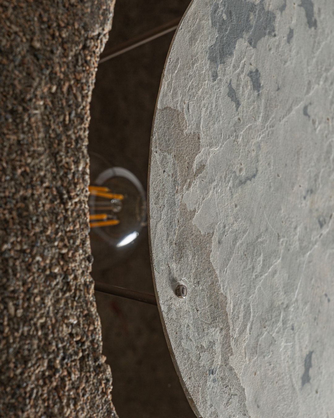 Apvalus sieninis šviestuvas, pagamintas iš betono ir akmens