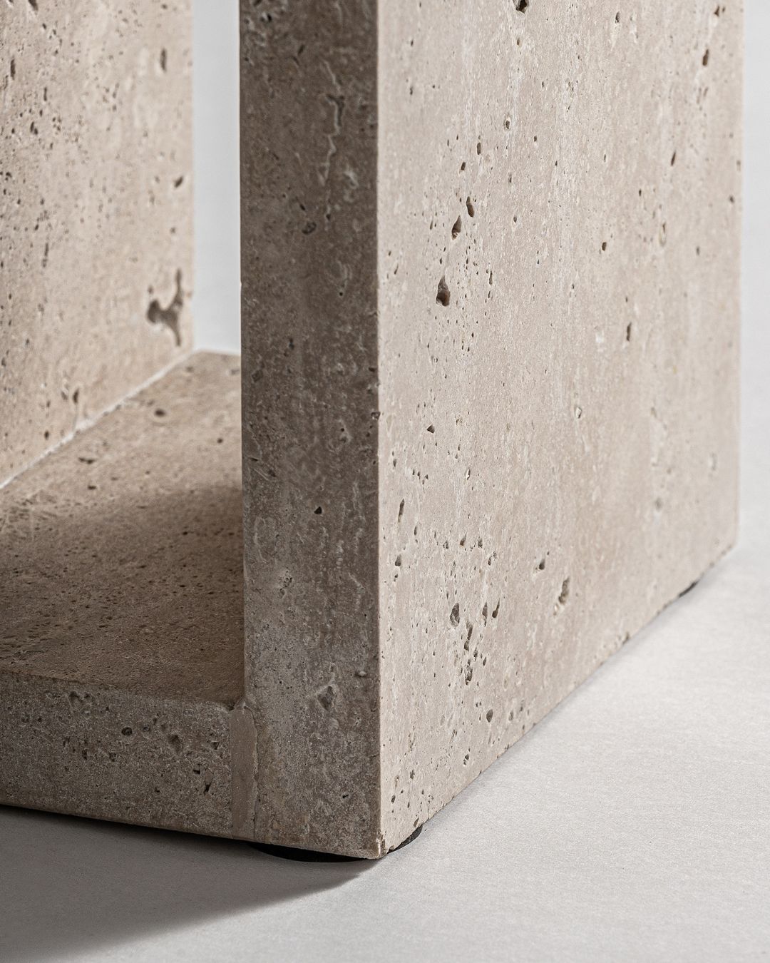 Japandi stiliaus konsolė su travertino akmeniu ir medžiu