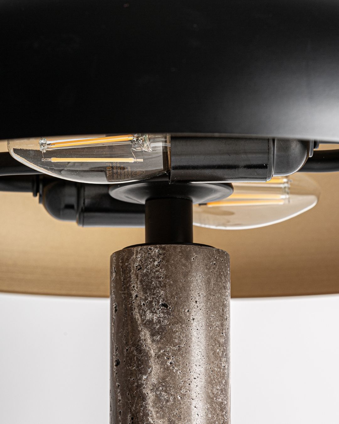 Art Deco stiliaus šviesuvas su juodo metalo gaubtu ir marmuro baze