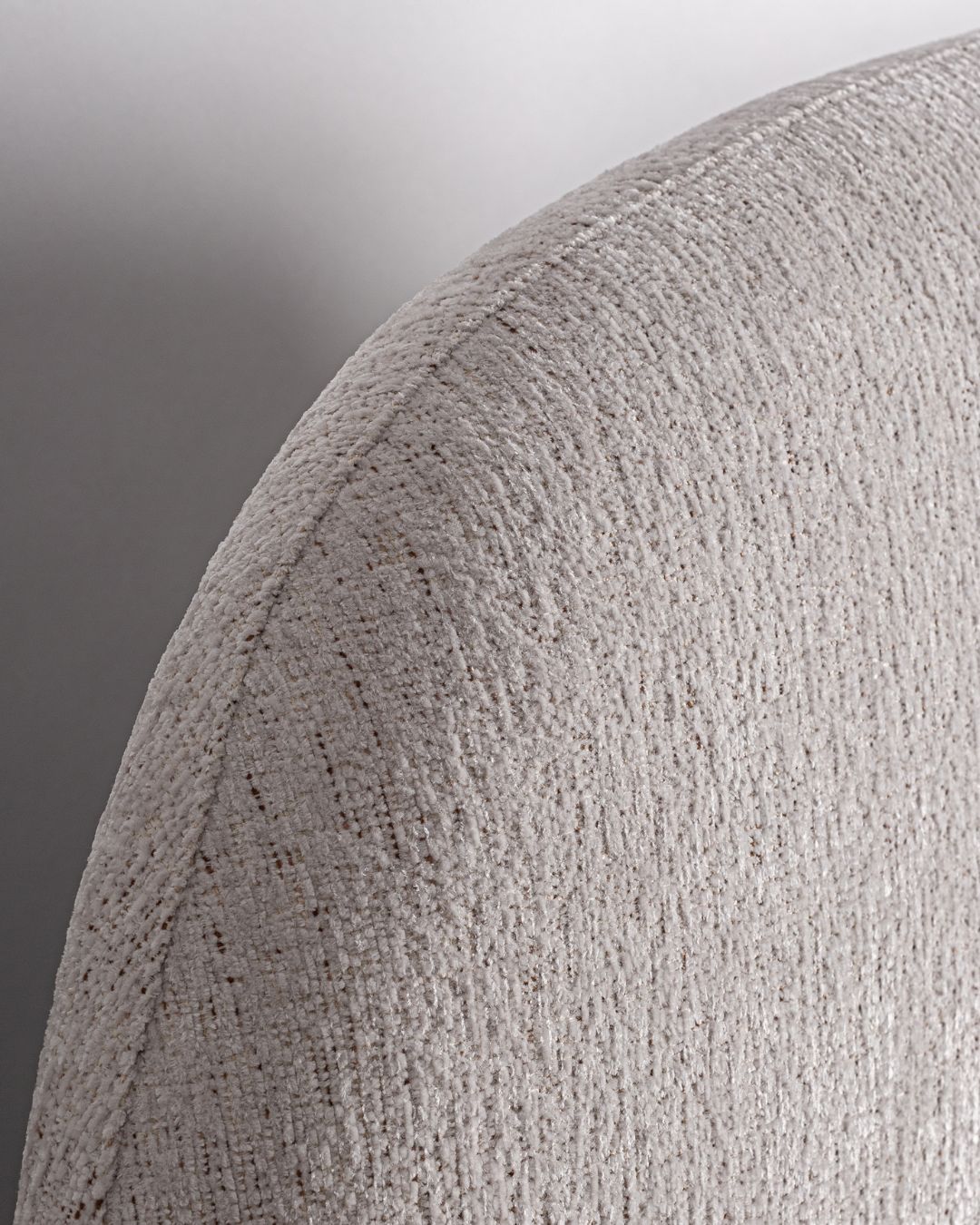 Modernaus dizaino kreminės spalvos lova su aukštu galvūgaliu ALEVIA iš Vical Home