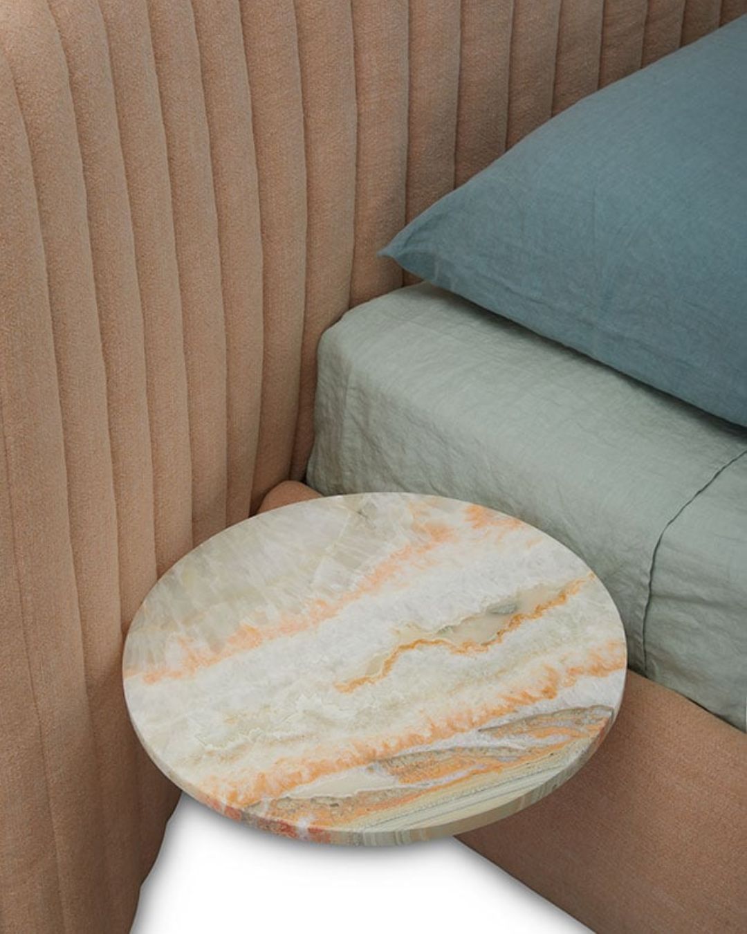 Didelė rausvos spalvos miegamojo lova METIS su aukštu galvūgaliu iš Saba Italia